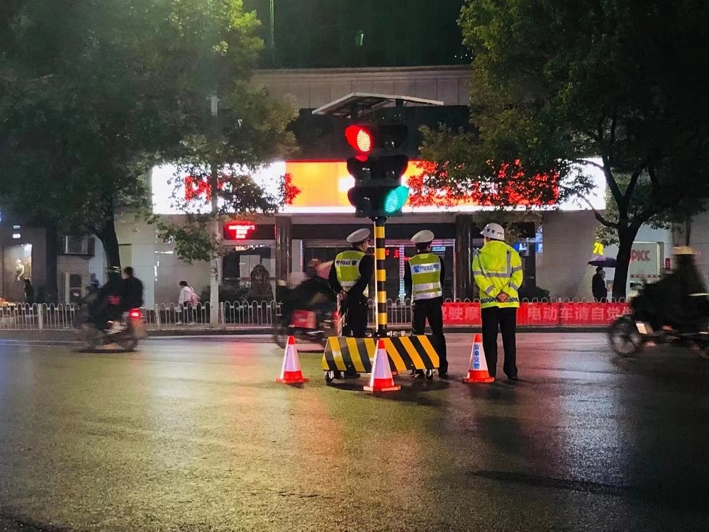 年底眾多車輛回流，很多未安裝信號燈路口癱瘓，太陽能移動紅綠燈-最佳的選擇！助力交通安全暢通。